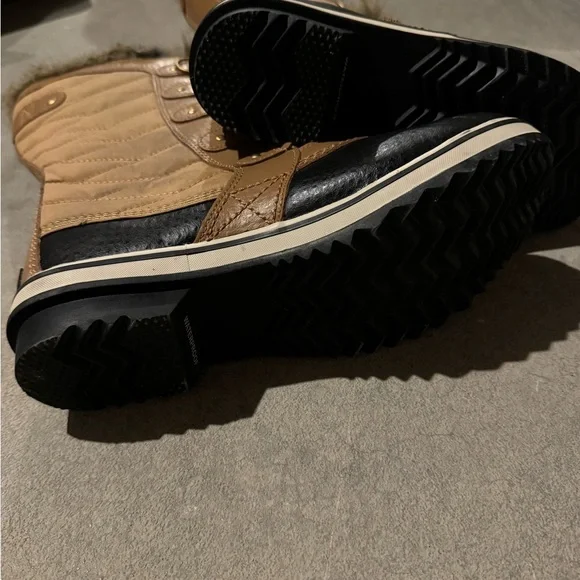 Sorel Tan and Black Winter Boots with Fur Trim, brand new size 9 - Picture 4 of 6